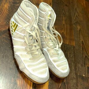 Men’s white Adidas wrestling shoes men’s size 9 like new